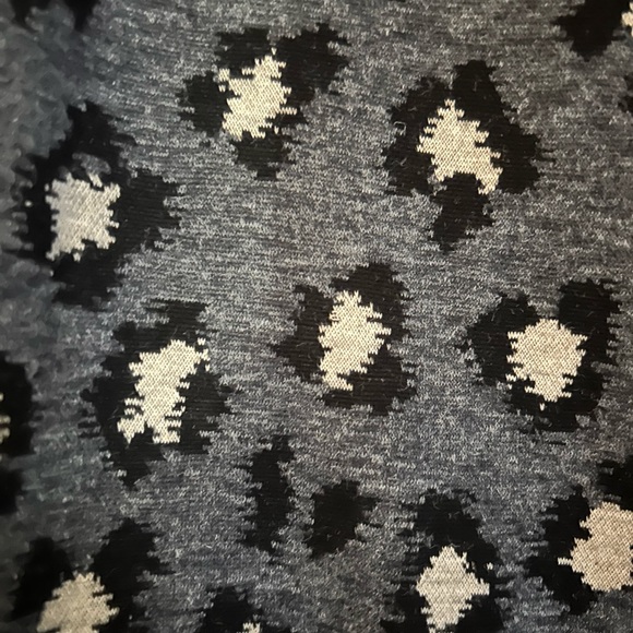 Cute leopard pencil skirt. - Picture 2 of 4